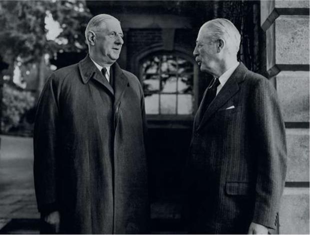 Harold MacMillan et Charles de Gaulle, lors d'une rencontre chez le premier à Birch Grove, en novembre 1961.
