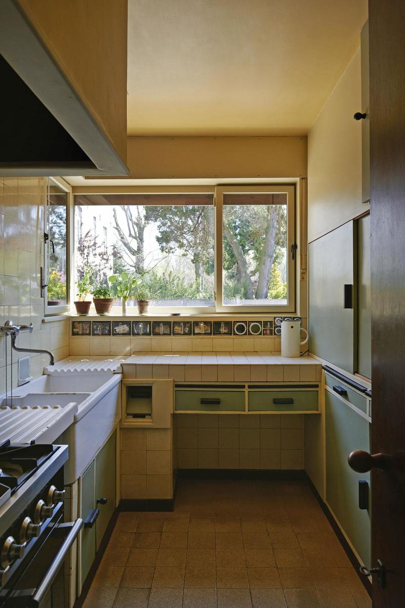 De keuken is compleet en origineel, met uitgekiende details zoals het doorgeefluik en een lift naar de kelder.