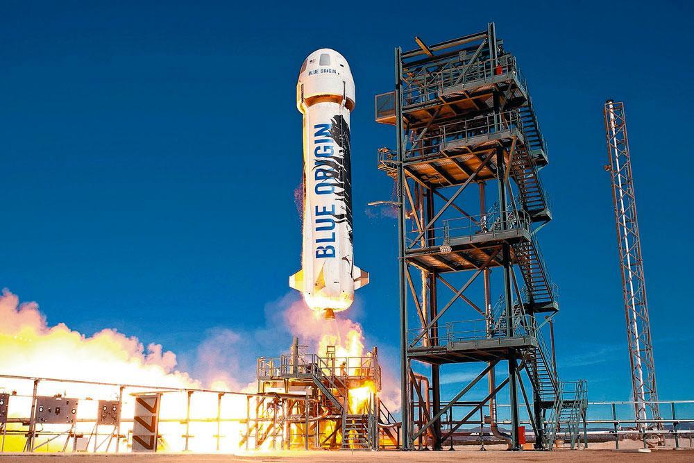 New Shepard, la fusée conçue par Blue Origin, est coiffée d'une capsule de six places. Elle se détache à 100 kilomètres d'altitude, puis redescend sur Terre grâce à trois parachutes. Quatre vols ont été effectués avec succès.
