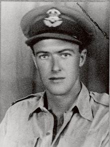 Roald Dahl pilote, photographié en Palestine en 1941.