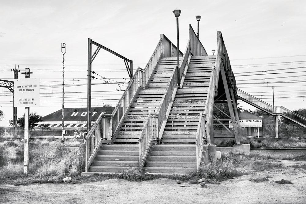 Passerelle enjambant la voie ferrée, Leeu Gamka, province du Cap-Est, 30 août 2016. Passerelle enjambant la voie ferrée Le Cap-Johannesburg, avec double escalier séparé pour 