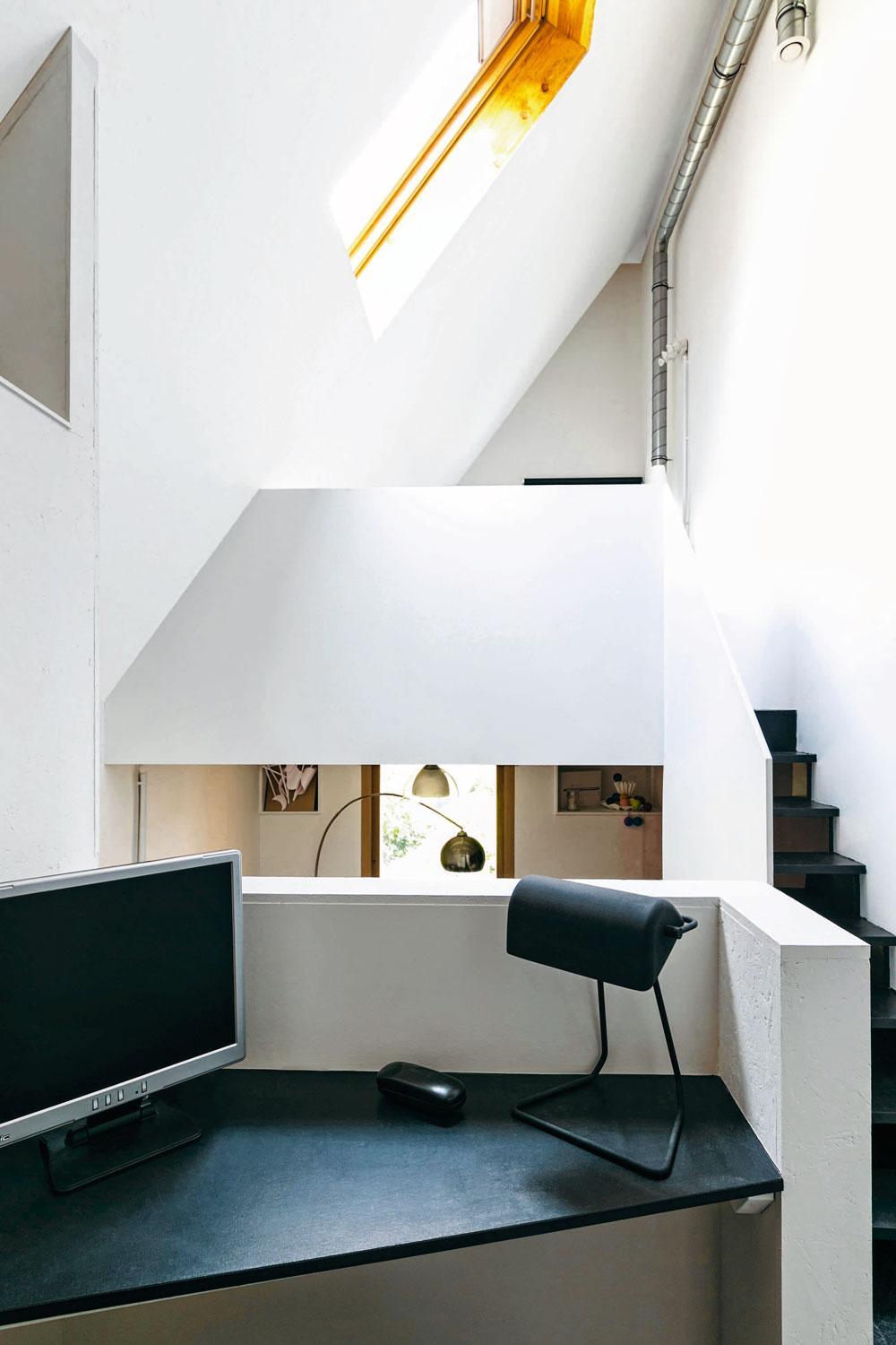 Partout où ils le pouvaient, les architectes ont créé des espaces de rangement et même  un coin bureau.