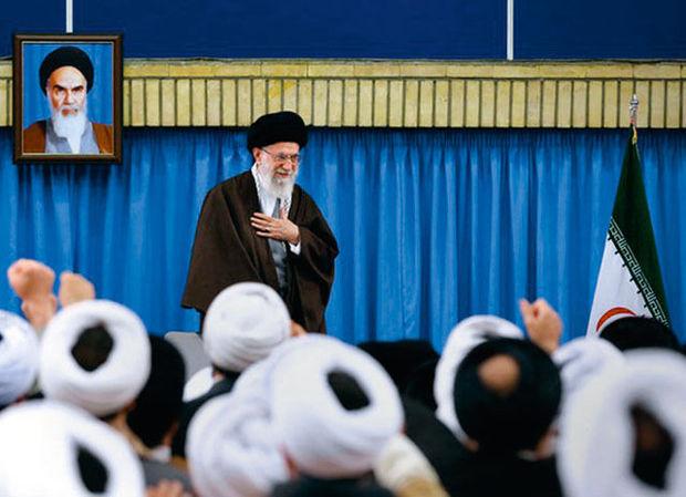 Pour Darya Safai, le président Rohani, présenté comme modéré, n'est qu'une marionnette, dans les mains du guide suprême Ali Khamenei (portrait).