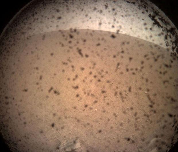 Sur Mars, InSight relâche sa pince et prend des photos
