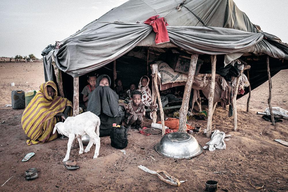 La famille Haydel, devant leur tente, à côté de la maison  de leur maître Cheikh Ouled Mhammed. Haydel est toujours esclave avec sa femme et ses enfants, sa mère et ses quatre soeurs dans un petit village près de Male, à huit kilomètres  de la route principale.