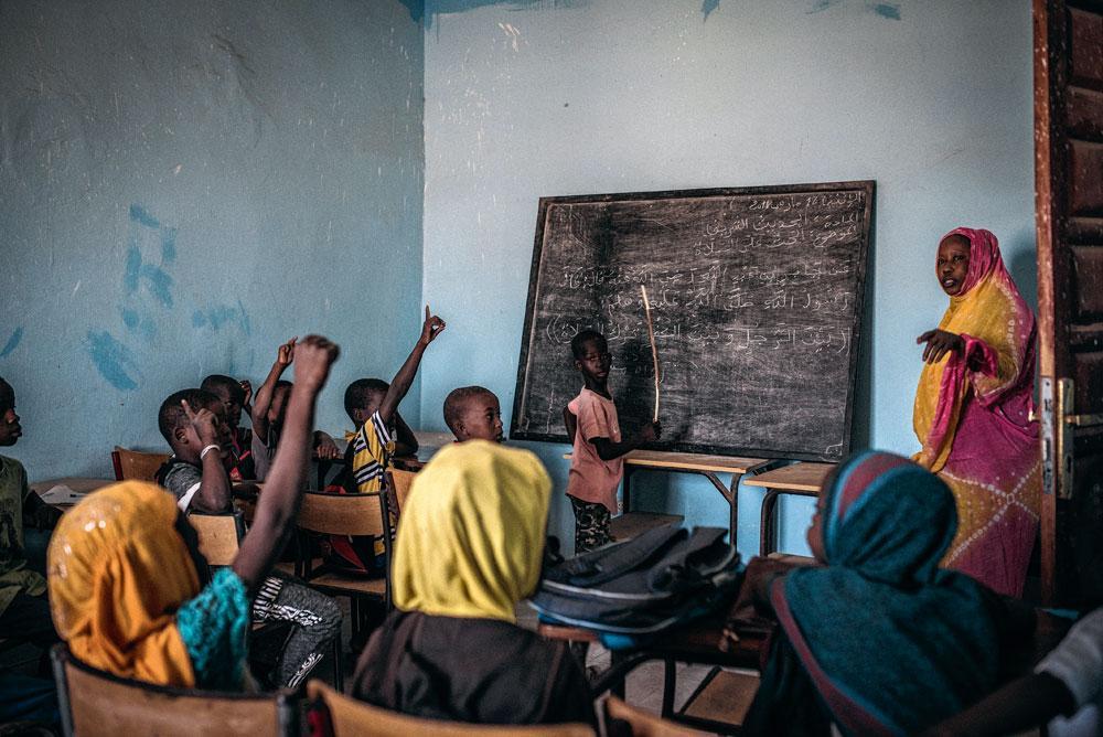 Une classe dans une école mise en place par une association locale pour les enfants des Haratines qui ne peuvent pas intégrer l'école publique car ils n'ont pas d'état civil.