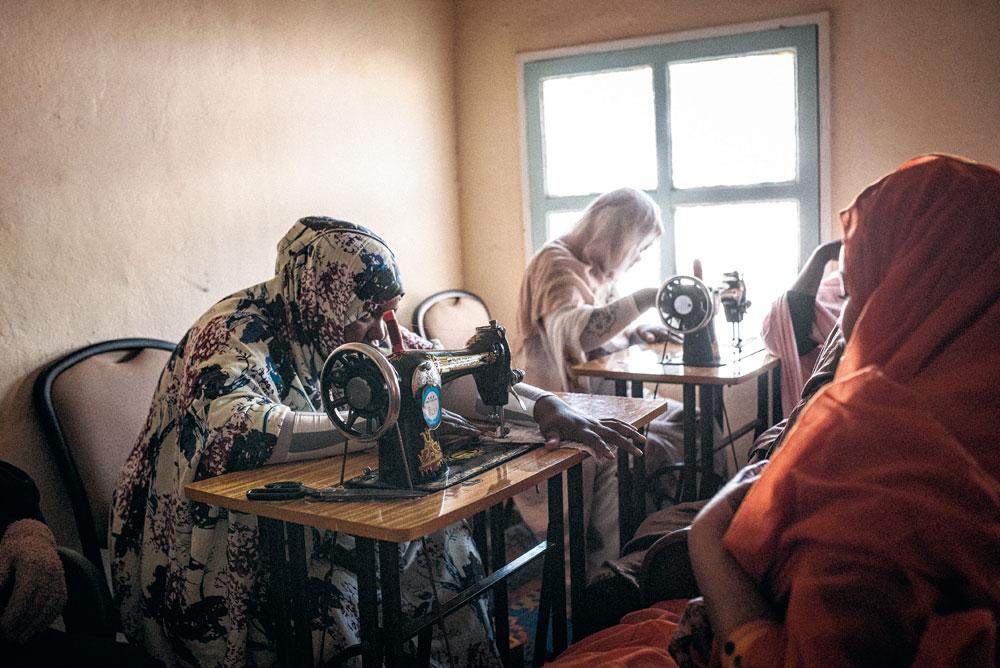 Des femmes Haratines apprennent à coudre dans  les ateliers de l'association SOS esclaves à Nouakchott.