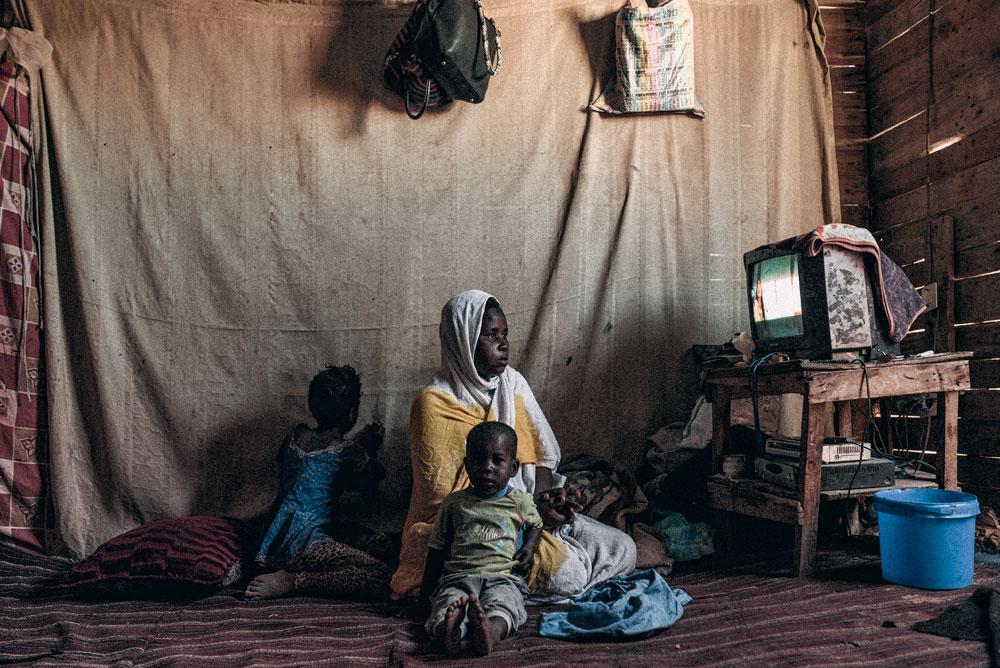 Mbarka et ses deux enfants, chez eux, dans le bidonville Darbida à Nouakchott. Mbarka était esclave dans une famille de Maures blancs à Nouakchott. Libérée en 2011, Mbarka  dit avoir vécu un quotidien de viols et de violences physiques tout au long de sa vie d'esclave.