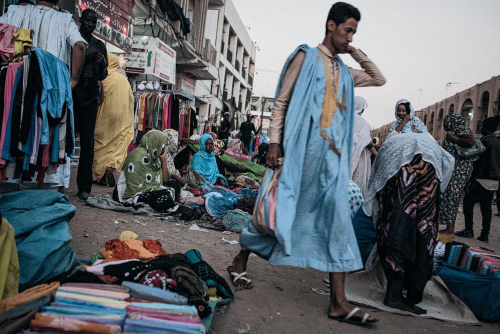 Les femmes Haratines vendent du tissu sur le marché principal, au centre de Nouakchott.