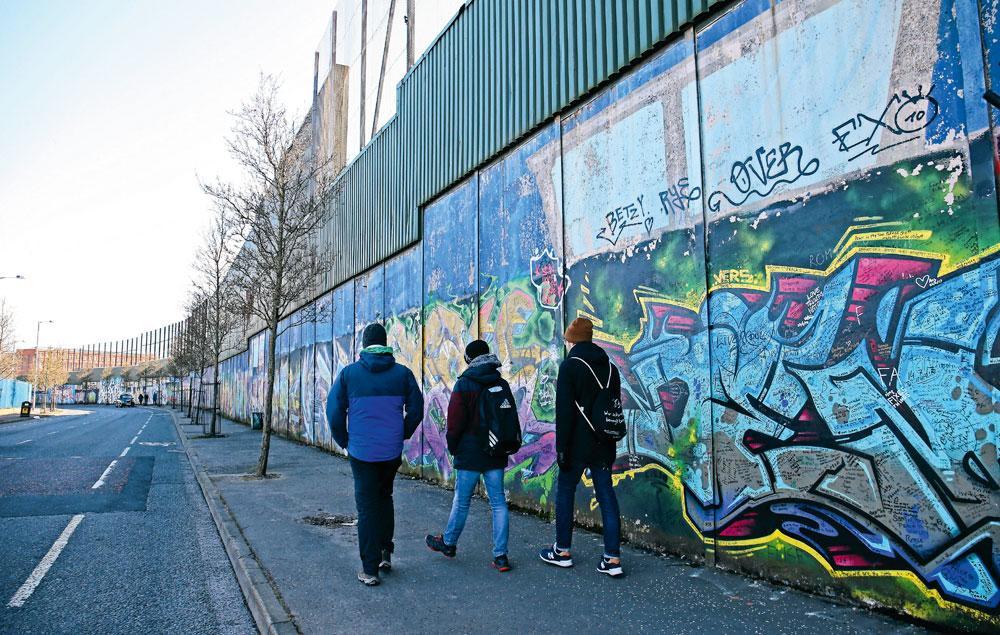 A Belfast, vingt ans après l'accord de paix de 1998, les murs séparant les quartiers populaires protestants et catholiques sont toujours là.