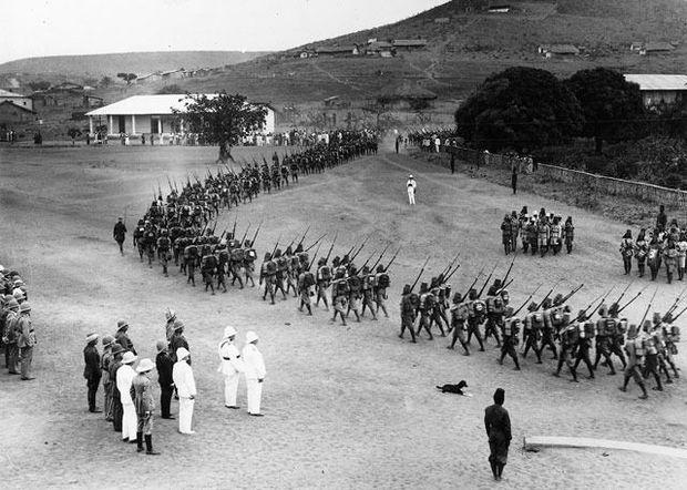 Les troupes ayant participé à la campagne défilent à Tabora, conquis par l'armée du Congo belge le 19 septembre 1916.
