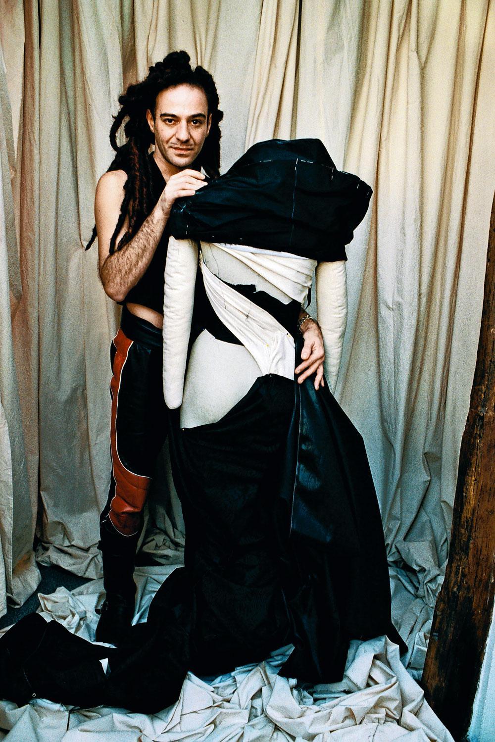 Le couturier en 1995, l'année de son arrivée chez Givenchy.