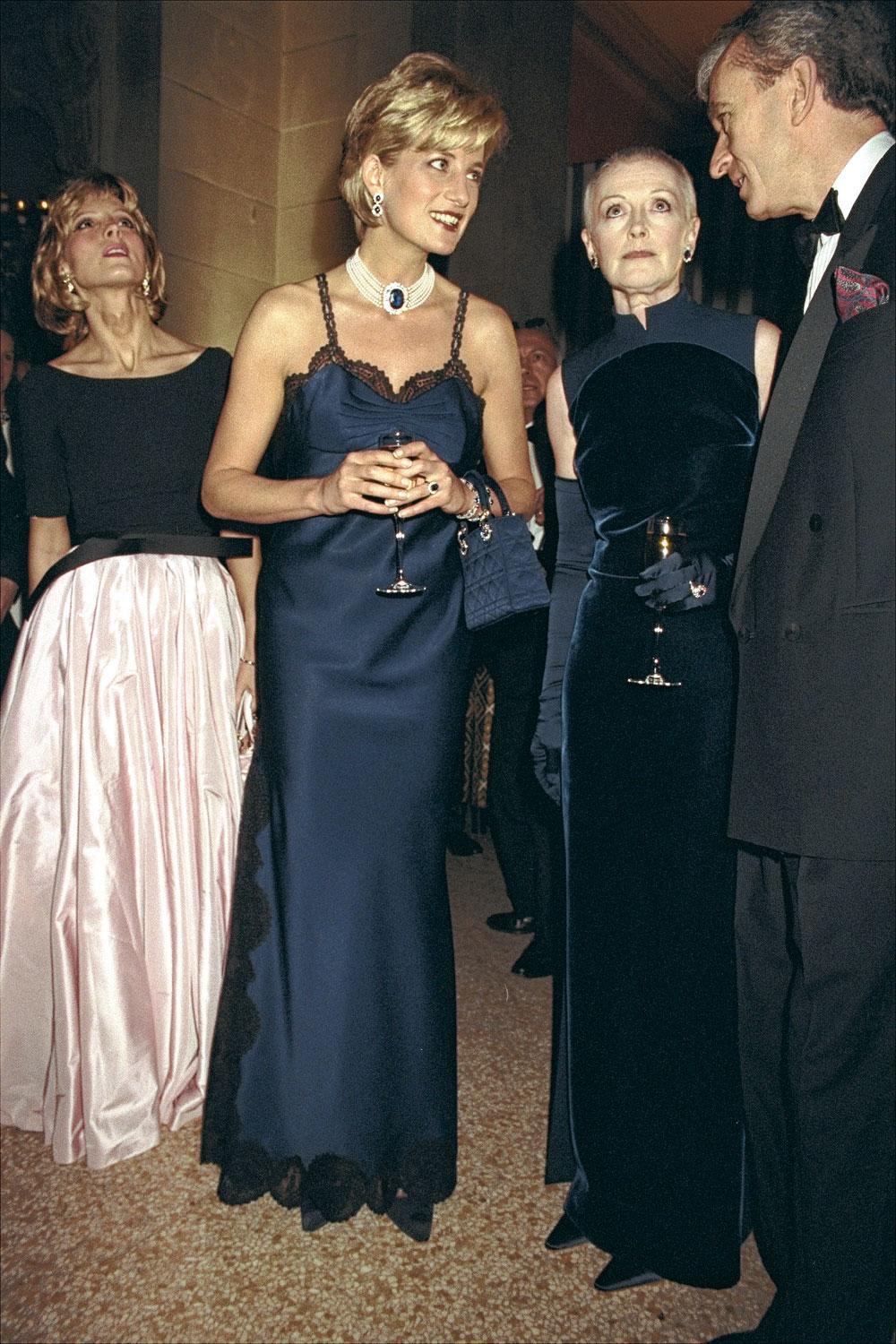 Gala des 50 ans de Dior au MET de New York, en 1996 : Lady Di arbore la célèbre nuisette dessinée pour elle par Galliano. A droite : Bernard Arnault, le PDG de LVMH.