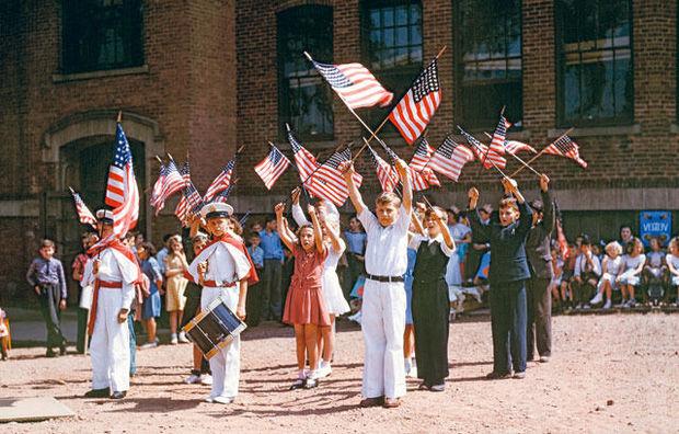 Le film Kodachrome fait son apparition à la fin des années 1930. Du coup, le travail des envoyés spéciaux de la FSA prend des couleurs. Notamment pour cette parade patriotique de 1942 dans le Connecticut immortalisée par Fenno Jacobs.