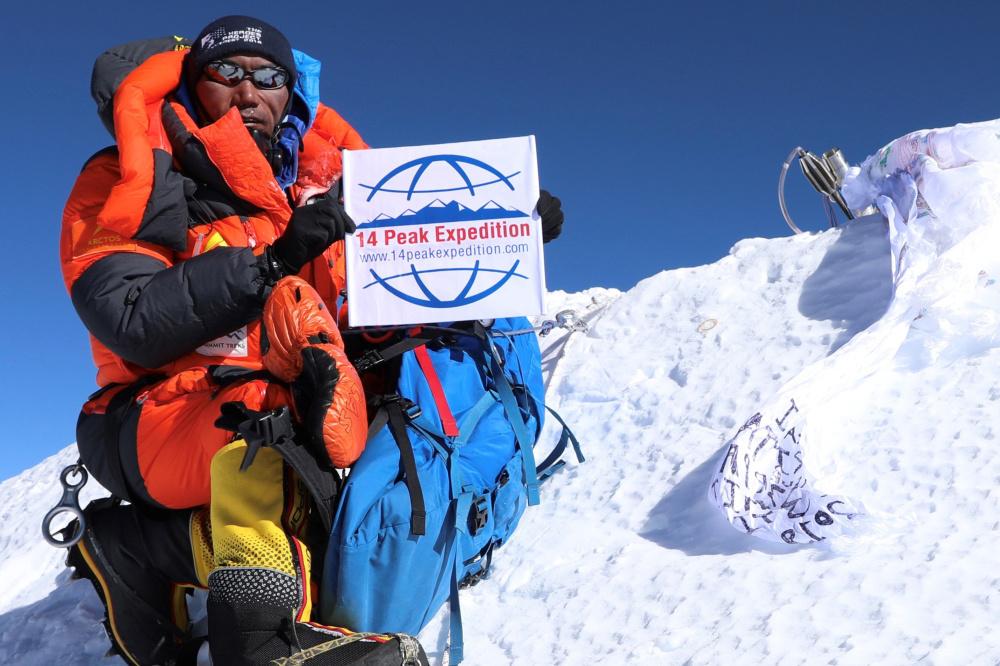 sherpa climbs everest 25 times