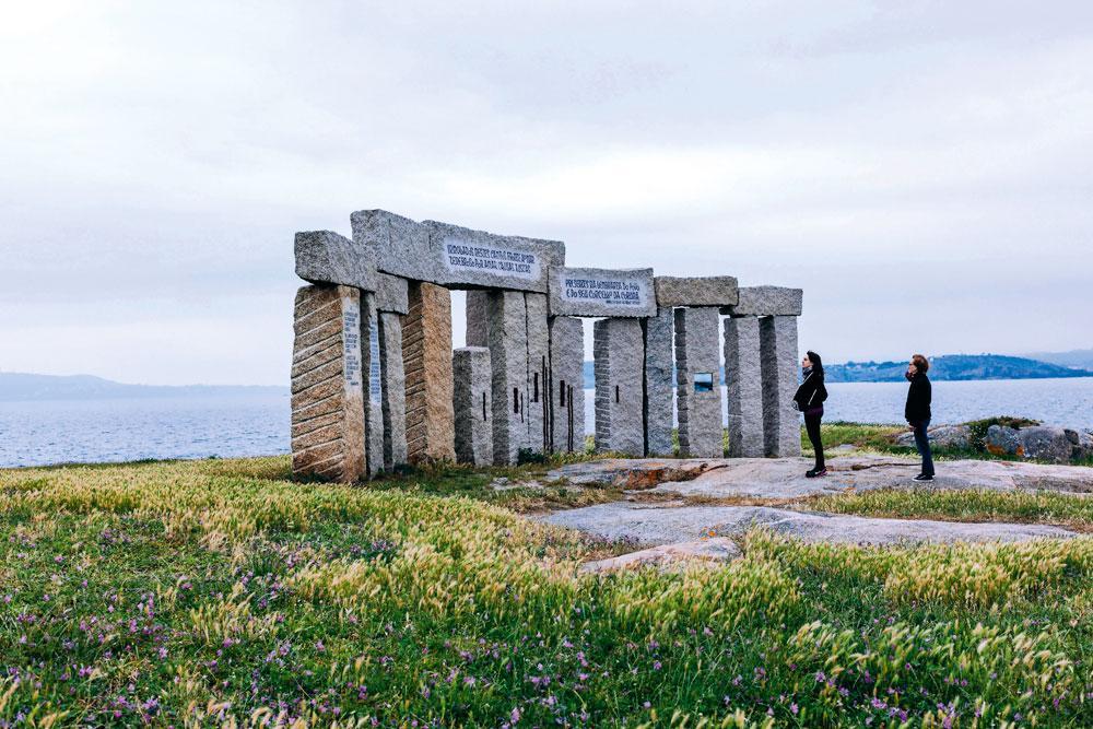 Inauguré en 2001, le mémorial des victimes du franquisme, au bout de la péninsule de La Corogne, où les troupes franquistes fusillèrent des centaines de personnes pendant la guerre civile. En Galice, elles en exécutèrent 5 000 pour y faire régner la terreur.