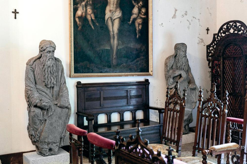 Dans la chapelle du manoir de Meiras, deux statues romanes proviennent de la première cathédrale de Saint-Jacques-de-Compostelle. 