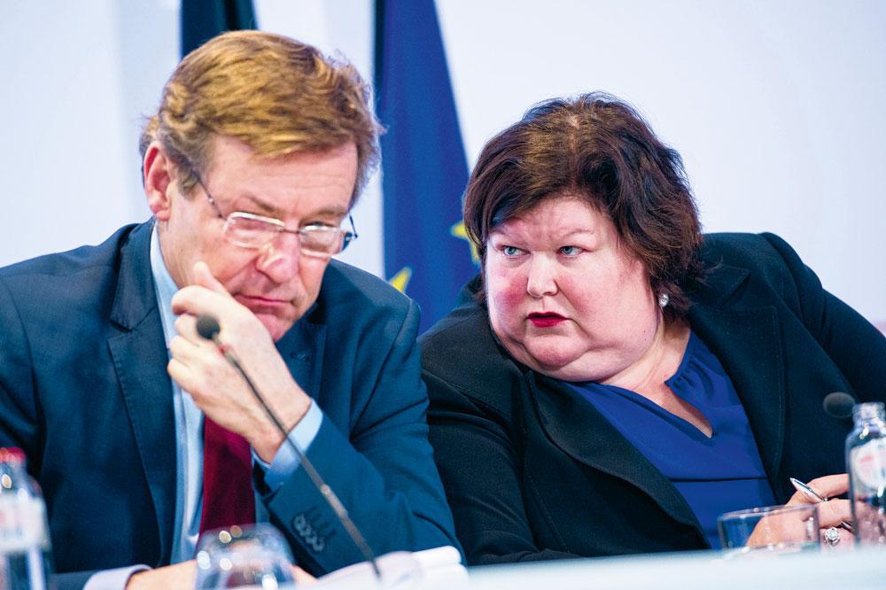 Les ministres Johan Van Overtveldt et Maggie De Block, un duo derrière les secrétariats sociaux.