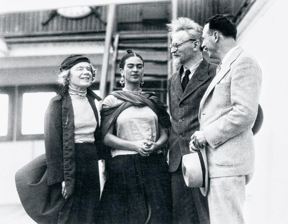Frida Kahlo reçoit Léon Trotski à Tampico au Mexique, où il a reçu l'asile politique après avoir été chassé d'URSS.