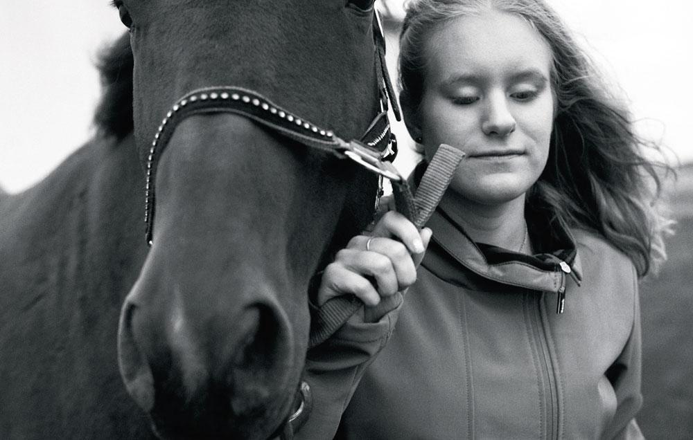 Marie-Pier est née aveugle il y a dix-huit ans. Elle pratique l'équitation depuis l'adolescence et a développé une relation hors du commun avec son cheval Topgun.