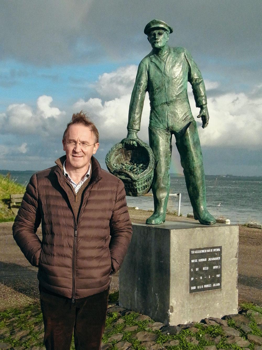 Olivier Camelot, de DeltaMossel, devant le monument dédié aux pêcheurs de moules de Yerseke.