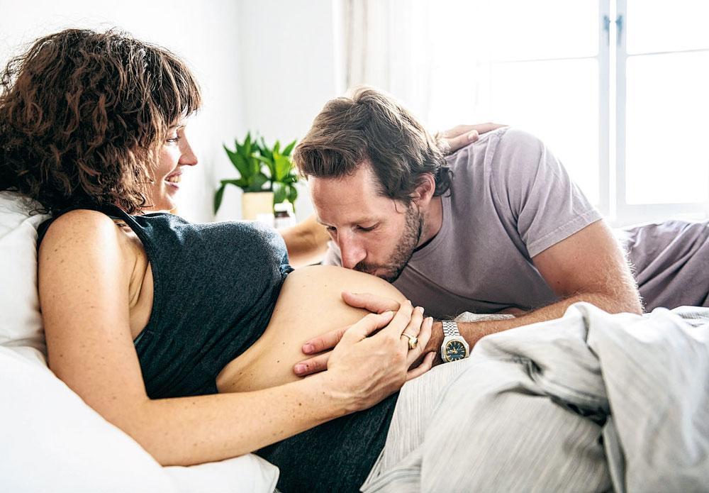 Les pères développent pendant la grossesse de leur partenaire une image de soi en tant que parent ainsi qu'un lien affectif avec leur enfant.