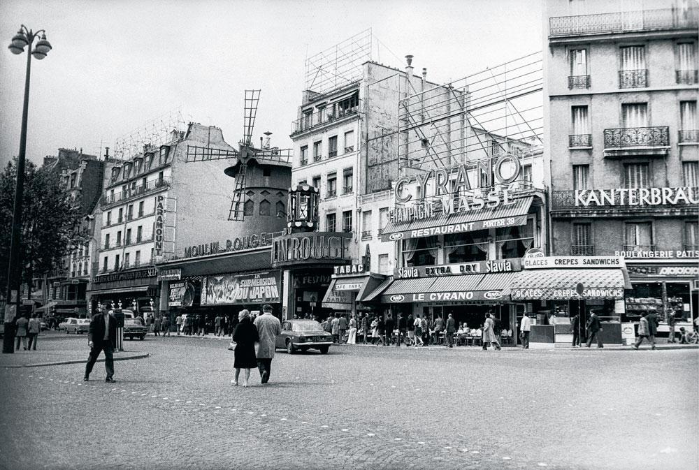 Place Blanche, dans le XVIIIe arrondissement de Paris, où Etienne, scolarisé à Rennes, rend régulièrement visite à sa famille.