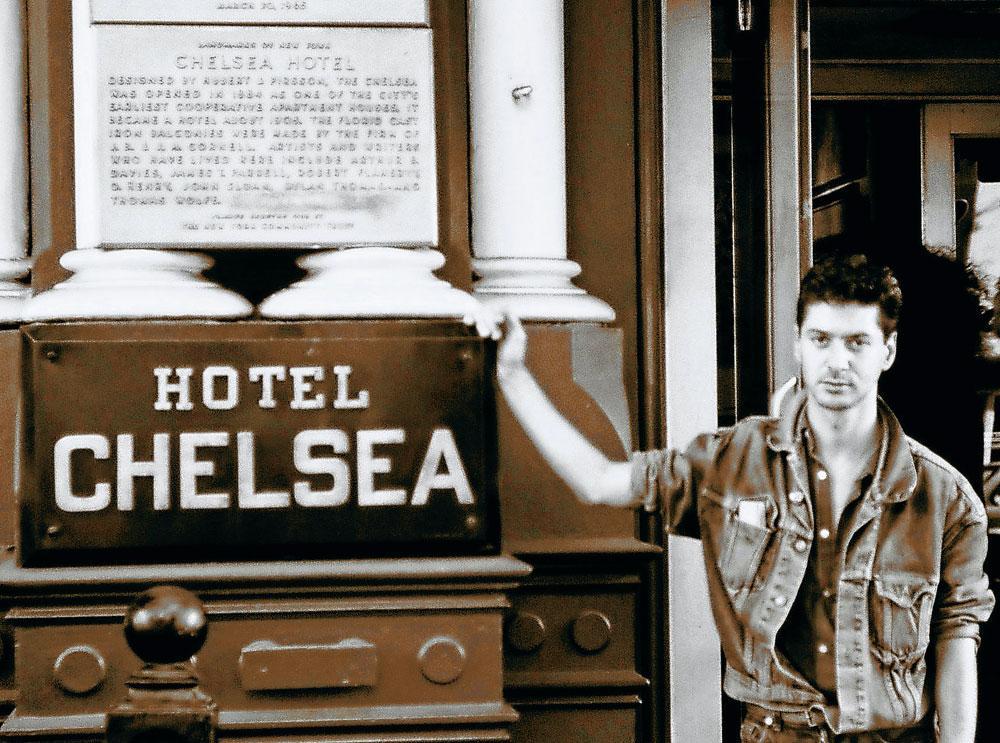 Pour retrouver l'ambiance déjantée de la Beat Generation, Etienne a pris une chambre au Chelsea Hotel, à New York. Il y a passé une nuit, barricadé derrière sa porte pour se protéger des junkies.