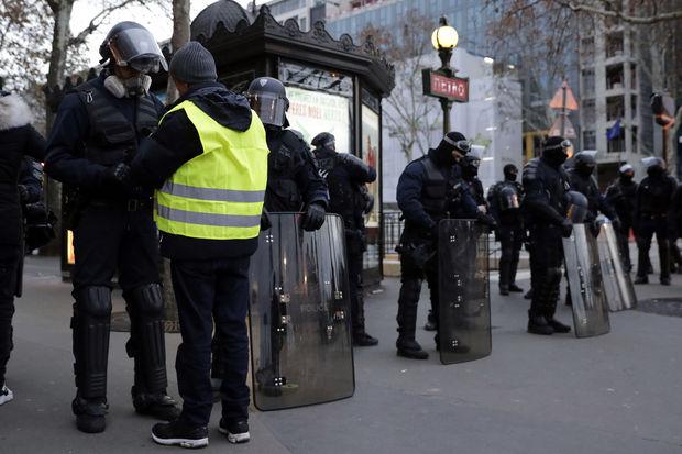 Gilets jaunes : 127 personnes placées en garde à vue, 354 interpellations en France