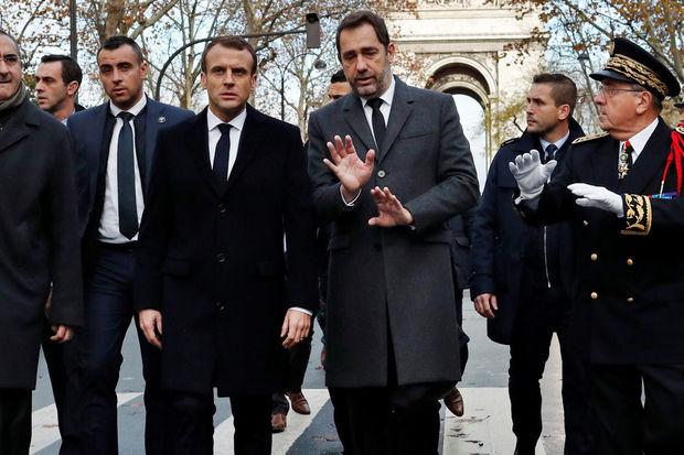 Macron et Castaner au pied de l'Arc de Triomphe parisien le 2 décembre 2018