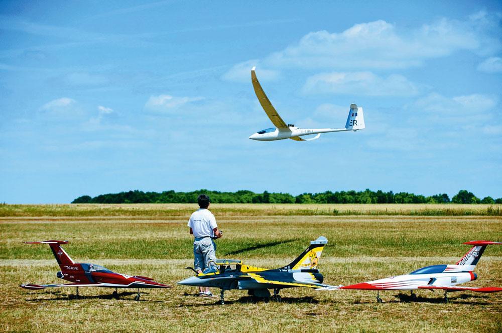 Il est nécessaire d'avoir obtenu un brevet de pilotage pour faire voler  ces avions miniatures devant un public, comme ici lors du meeting aérien de Buno-Bonnevaux.