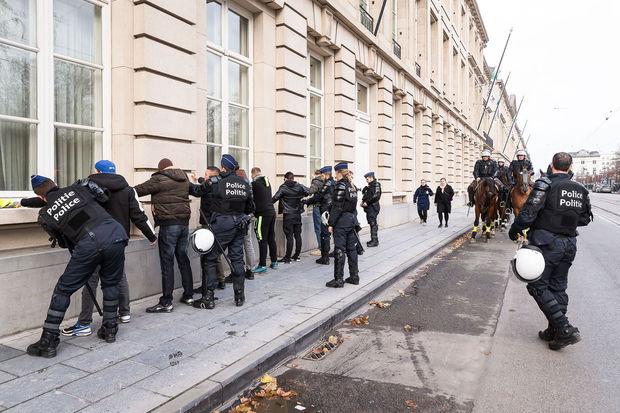 Gilets jaunes à Bruxelles : Les manifestants interpellés quasi tous évacués par la police