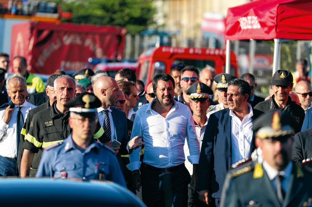 Le ministre de l'Intérieur Matteo Salvini (Ligue) a été mis en difficulté pour avoir festoyé le soir du drame. Mais c'est surtout à l'égard de l'Etat en tant qu'institution que les Italiens expriment leur colère.