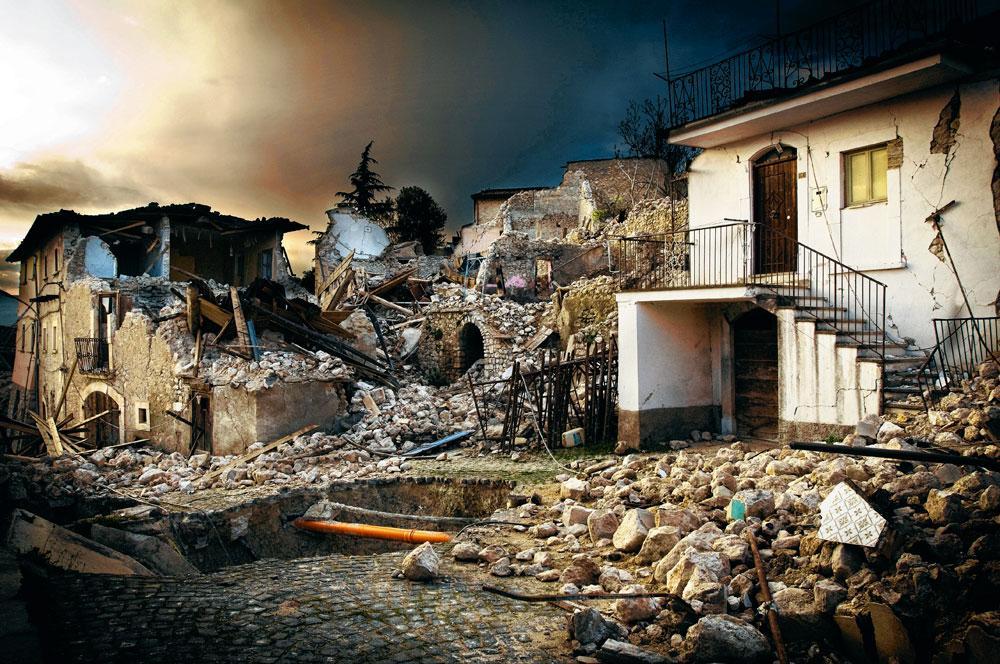 L'enquête sur le séisme de L'Aquila, le 6 avril 2009 (308 morts), a révélé le cynisme d'entrepreneurs qui se sont réjouis de la manne financière liée à la reconstruction.
