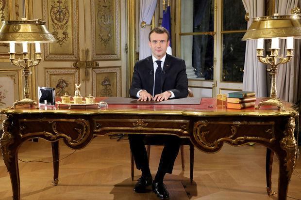 Les concessions tardives de Macron peinent à convaincre les gilets jaunes, toujours mobilisés