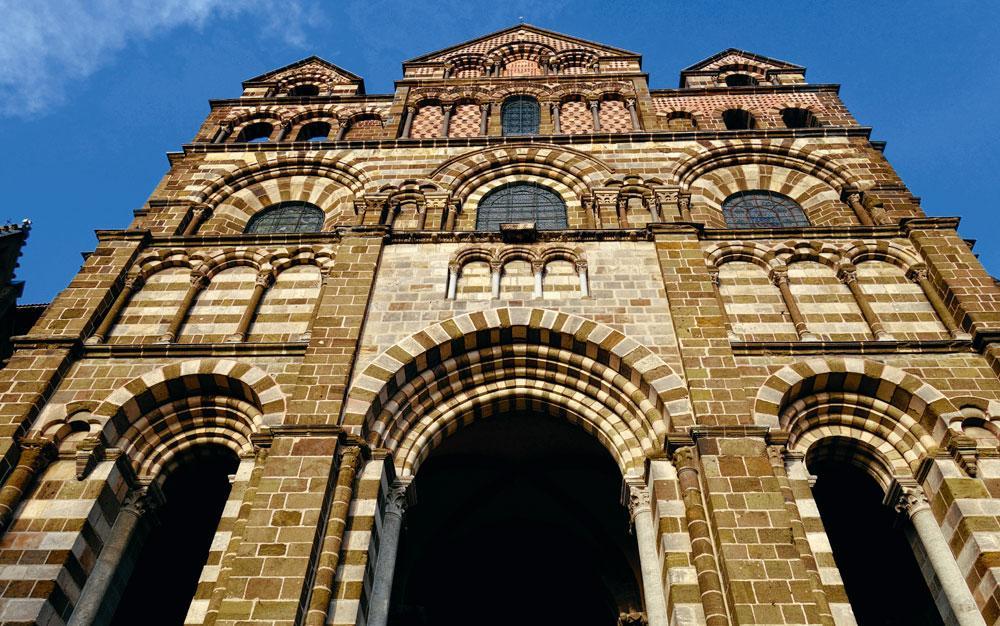 2. La cathédrale Notre-Dame du Puy-en-Velay, point de départ, où une messe de bénédiction des pèlerins est célébrée tous les matins, à 7 heures.