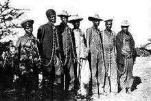 Hereros enchaînés, 1904
