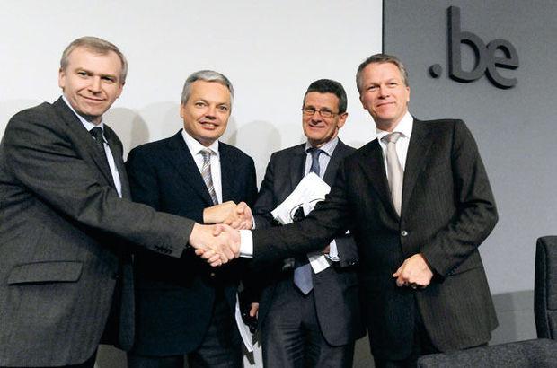 Le dimanche 28 septembre 2008, à l'issue d'un week-end de tension, le Premier ministre Yves Leterme (CD&V) et son collègue des Finances Didier Reynders (MR) sauvent une première fois Fortis.