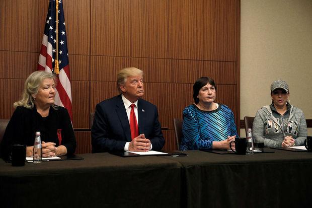 Paula Jones, Kathy Shelton et Juanita Broaddrick viennent au secours de Donald Trump, à St Louis, Missouri, le 9 octobre 2016