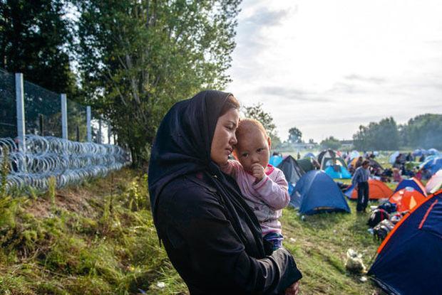 Septembre 2015, des migrants sont stoppés à la frontière serbo-hongroise.