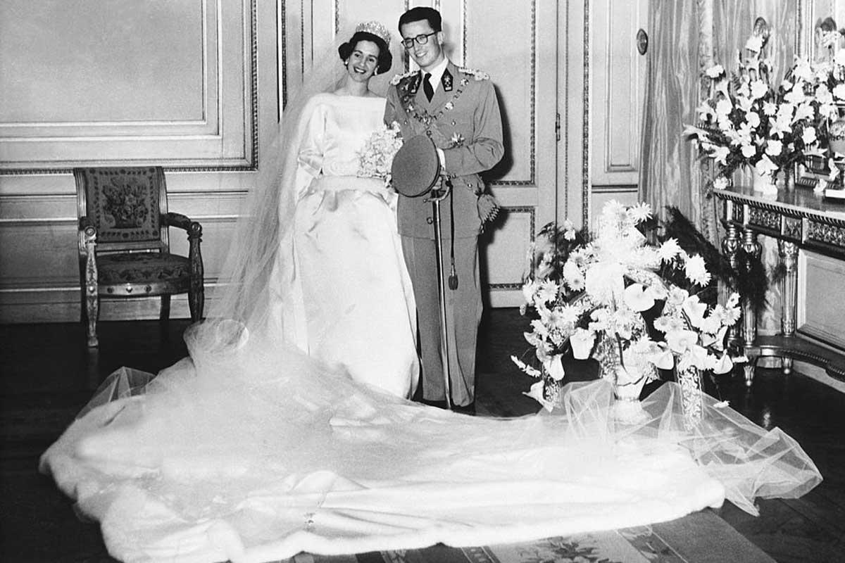 In 1960 trouwt koning Boudewijn met zijn Spaanse geliefde Fabiola, gehuld in een bruidsjurk van de hand van Cristobal Balenciaga.