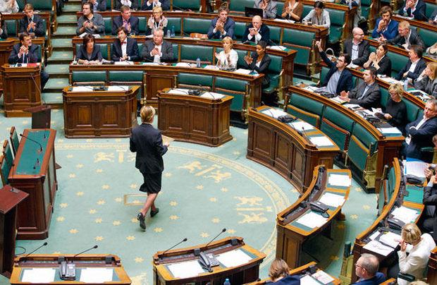 Mardi 11 octobre: les bancs ministériels vides au Parlement. Le gouvernement est en 