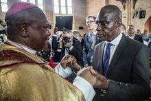 Martin Fayulu et l'archevêque de Kinshasa, Fridolin Ambongo Besungu à Notre-Dame-de-Kinshasa le 29 décembre 2018