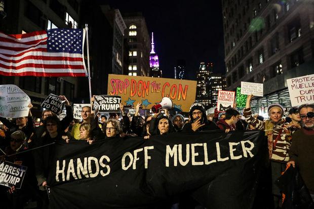 Manifestation à New York en novembre 2018 pour protéger l'enquête du procureur spécial Robert Mueller, dans le viseur du président Donald Trump. 