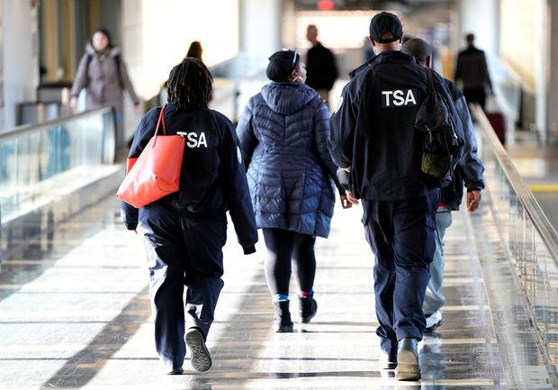 Des employés de la TSA.
