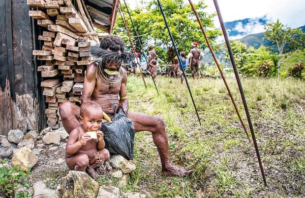 Chez certains peuples de chasseurs-cueilleurs, la maman confie le bébé après la naissance à d'autres membres de la tribu : souvent à des femmes, mais aussi parfois à des hommes .