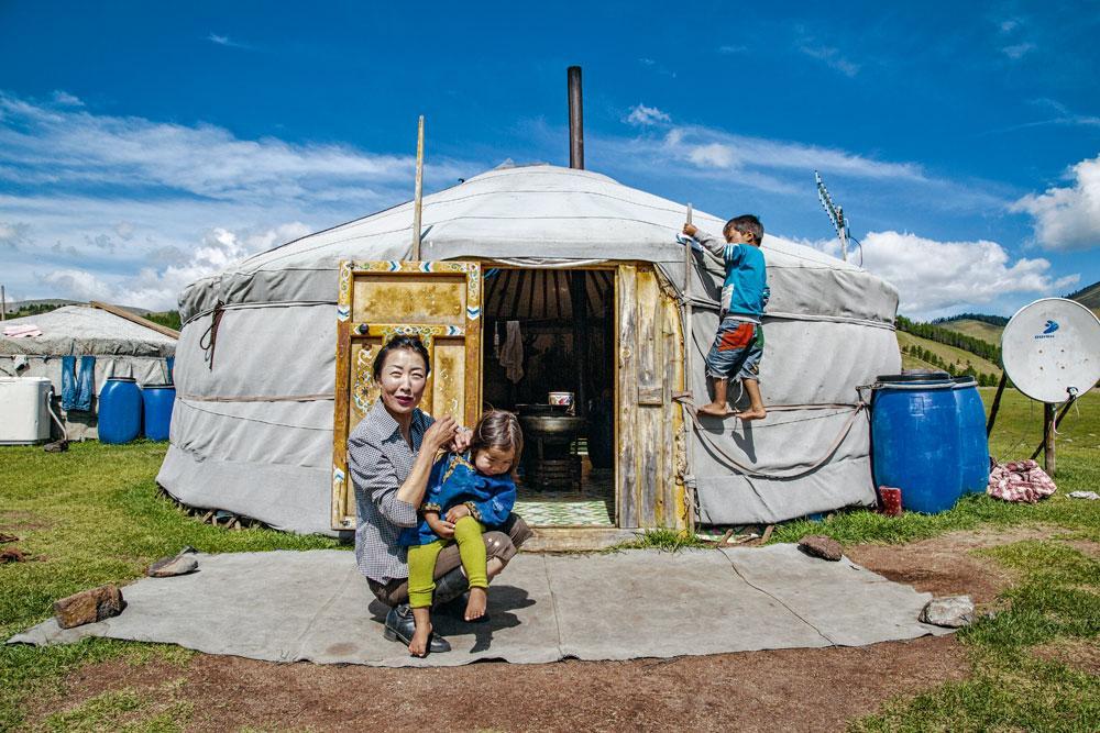 Toute randonnée au coeur des steppes de Mongolie confronte les visiteurs à l'hospitalité nomade. La porte des yourtes est toujours ouverte et l'aïrag, ce lait de jument fermenté légèrement alcoolisé, toujours prêt à souhaiter la bienvenue.