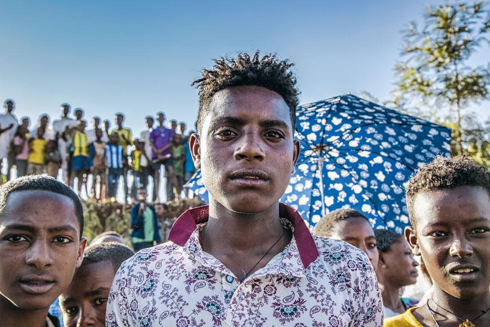 Dans la campagne éthiopienne, il suffit d'arrêter son véhicule pour voir surgir des grappes de villageois, d'abord les enfants puis les hommes et les femmes, heureux de se distraire un instant des rudes travaux des champs.