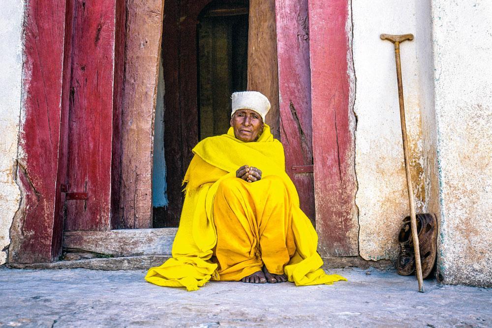 Au nord de l'Ethiopie, l'ancien royaume chrétien d'Abyssinie a laissé des milliers d'églises dans les endroits les plus inexpugnables : taillées dans la roche, juchées sur des pitons vertigineux, creusées dans le sol. A l'image de cette pénitente harassée, les pèlerins y défilent toujours, dans des conditions de voyage parfois dantesques.