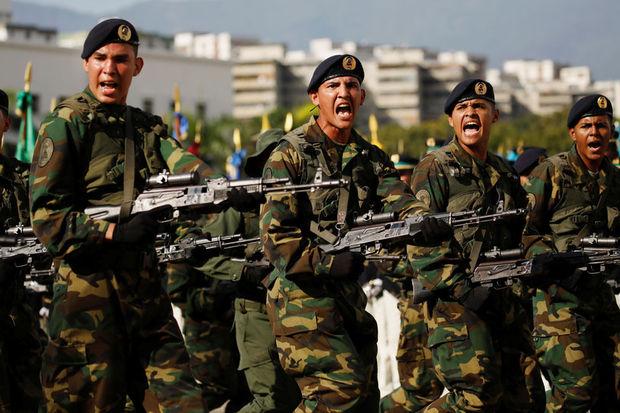 Les militaires, colonne vertébrale de Nicolas Maduro